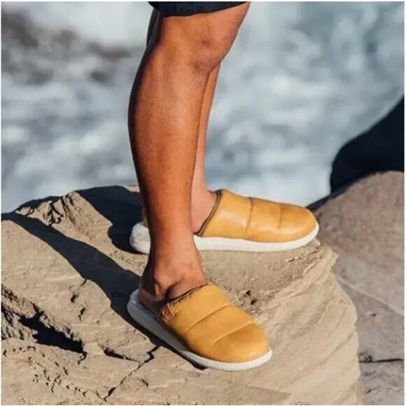 Olukai Mua 'Ili Mule Slippers Men's 12 in Golden Sand/Bone Leather Sherling NEW - Picture 8 of 16